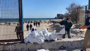 Bolsas de arena para defenderse de los impactos rusos en Odessa