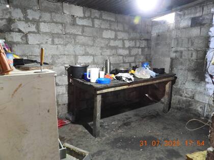 Bolsas de consorcio, herramientas de jardinería, una carretilla, ollas, imágenes religiosas, una pala y ropa