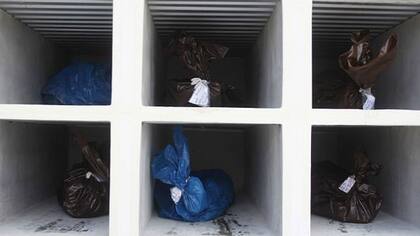 Bolsas que contienen cadáveres no identificados en el cementerio Memorial Los Ángeles en Tegucigalpa, Honduras