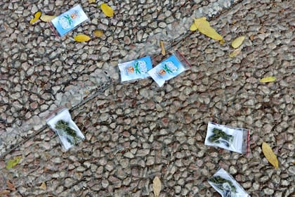 Bolsitas de marihuana lanzadas desde un dron a los transeúntes en la Plaza Rabin, en Tel Aviv