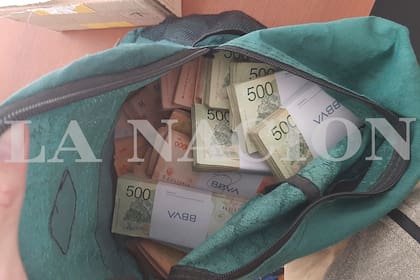 Bolso con fajos de dinero, como parte del circuito de la AFA