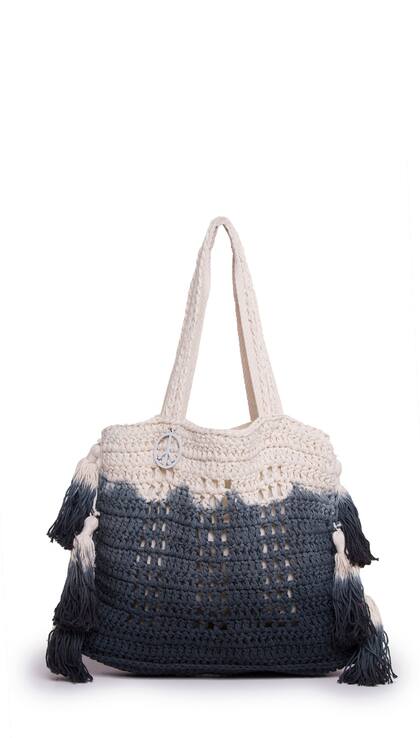 Bolso tipo tote tejido al crochet, hoy en la feria De la Paz