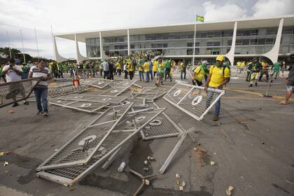 Bolsonaristas en acción durante la toma de los edificios públicos en Brasilia