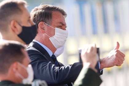 El presidente vive una crisis política por su gestión del brote de coronavirus, que causó más de 13.000 muertes