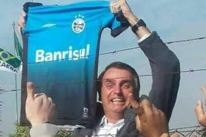 Bolsonaro con la camiseta de Gremio, de Porto Alegre, rival de River en la semifinal de la Copa Libertadores