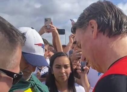 Bolsonaro firma autógrafos en Florida.