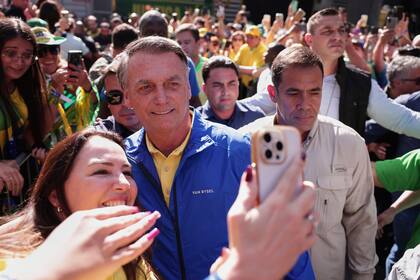 Bolsonaro posa para un selfie con una partidaria a fines de junio