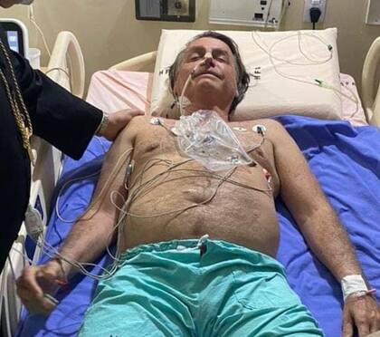 Bolsonaro publicó en Facebook una foto durante su internación en Brasilia