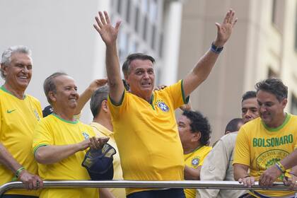 Bolsonaro saluda a sus seguidores