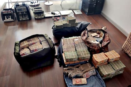 Bolsos con plata hallados en un allanamiento en Rosario por la provisión de dinero a una banda narco