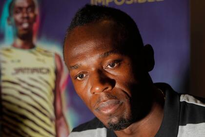 Bolt no es sólo vértigo, también para la pelota y habla de fútbol