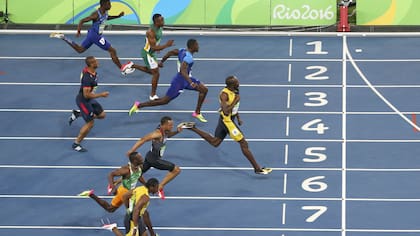 Bolt se impone en la final de los 100 metros