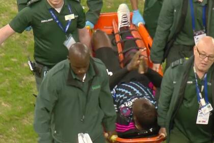 Bolt se retira en camilla, con el tebndón de Aquiles roto