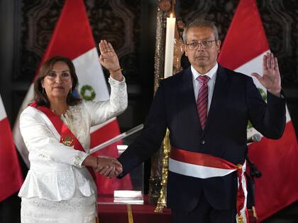 Boluarte junto al nuevo primer ministro, Pedro Angulo