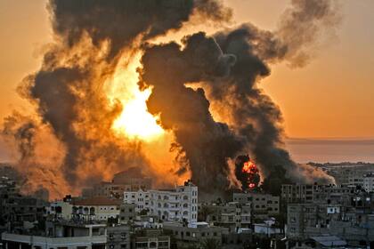 Un edificio en llamas luego de ser alcanzado por un misil en Gaza