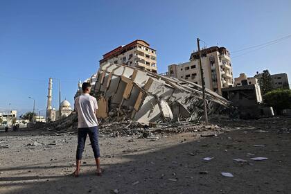 Un edificio destruido en la ciudad de Gaza, luego de una serie de ataques aéreos israelíes en la Franja de Gaza controlada por Hamas