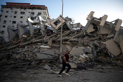 Los ataques aéreos israelíes en la Franja de Gaza han derribado las casas de miembros de alto rango del grupo militante Hamas