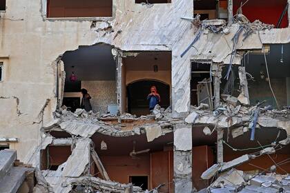 Una mujer palestina observa su casa totalmente destruida por los bombardeos