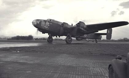 Bombardero cuatrimotor Handley Page Halifax del Escuadrón canadiense 424 bautizado “Oscar”. Hughes realizo en él una misión de combate durante el año 1944. (FB The Great War Tour).