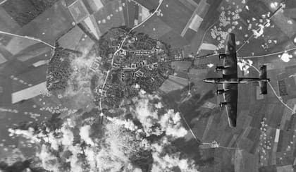 Bombardero Halifax  durante una misión de bombardeo a territorio enemigo. (Cortesía IWM).