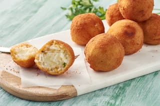 Bombas de arroz rellenas con queso
