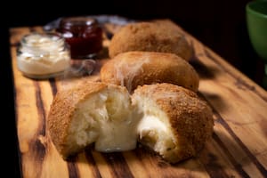 Bombas de papa rellenas con dos quesos