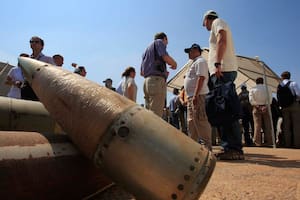 Qué son, cómo funcionan y por qué están prohibidas las bombas racimo con las que Irán atacó un edificio