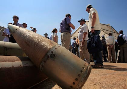 Bombas de racimo en una base militar en Nabatiyeh, Líbano