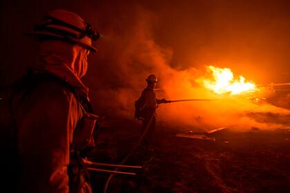 Bomberos y rescatistas trabajan incansablemente para combatir los incendios que arrasan con California