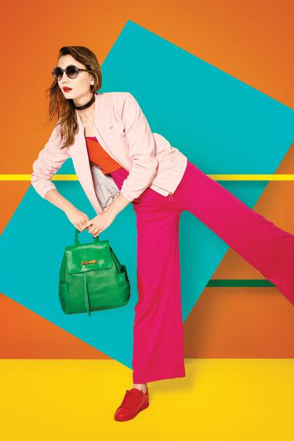 Bomber jacket ($ 1949, Lacoste), top sastrero ($ 1400, Sofía Sarkany), entero de crêpe ($ 1150, Clara), zapatillas ($ 1990, Sarkany), mochila de cuero ($ 4200, Carla Danelli), choker ($ 490, Mai Cassal), anteojos de resina ($ 2799, Valeria Mazza by Ranieri)