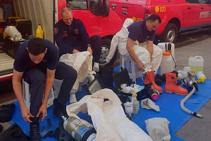 Las normas establecen cómo vestirse y desvestirse para estar bien protegidos