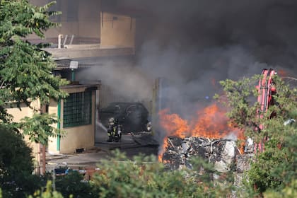 Bomberos apagan el incendio provocado tras la explosión