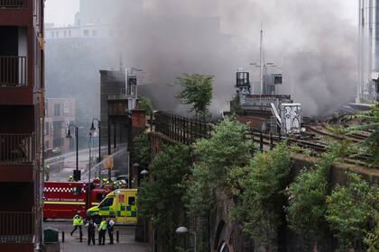 Bomberos apagan un incendio cerca de la estación de tren Elephant & Castle el 28 de junio de 2021 en Londres, Inglaterra. El Cuerpo de Bomberos de Londres anunció que se encuentran presentes 70 bomberos y 10 unidades.