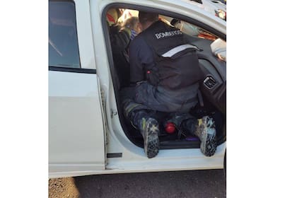 Bomberos ayudó a rescatar a las personas involucradas en el choque