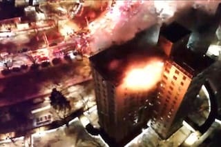 Bomberos combaten las llamas en los últimos pisos de edificio residencial en el Bronx