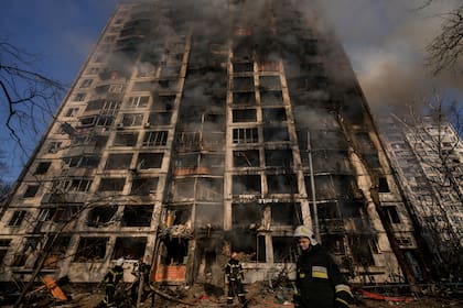 Bomberos combaten un incendio en un edificio bombardeado por los rusos en una zona residencial de Kiev, el 15 de marzo del 2022. (AP Photo/Vadim Ghirda)