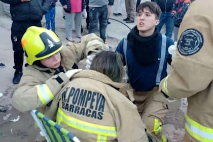 Bomberos de Barracas Pompeya asisten a  Noelia Del Valle, la joven atropellada