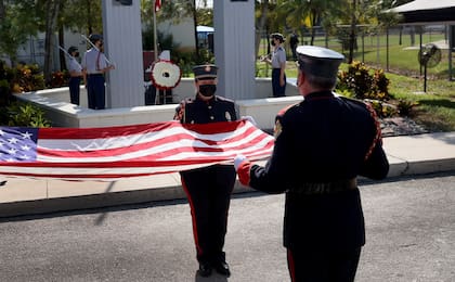 Bomberos de Florida sostienen la bandera de Estados Unidos durante una ceremonia en Western High School, para conmemorar el vigésimo aniversario del 11-S (Getty images / AFP)