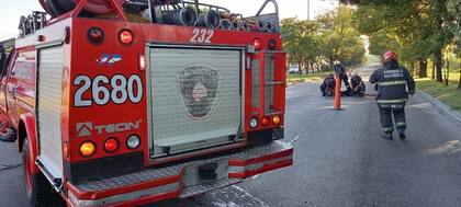 Bomberos de la Ciudad asistieron a un conductor que tuvo un impresionante accidente de tránsito en Villa Soldati