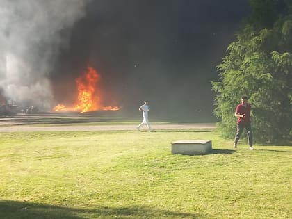 Bomberos de la ciudad llegaron al lugar pero las llamas ya habían avanzado en las instalaciones