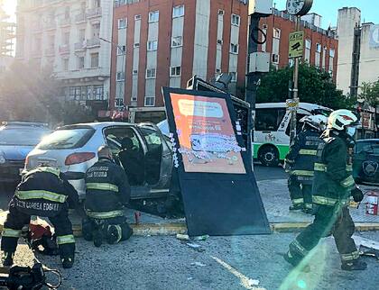 Bomberos de la Ciudad trabajan en el lugar en el que un automovilista embistió a cinco peatones que esperaban para cruzar la avenida Pueyrredón a la altura de Rivadavia, en la Plaza Miserere, de Balvanera