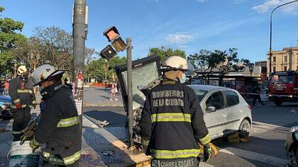 Bomberos de la Ciudad trabajan en el lugar en el que un automovilista embistió a cinco peatones que esperaban para cruzar la avenida Pueyrredón a la altura de Rivadavia, en la Plaza Miserere, de Balvanera