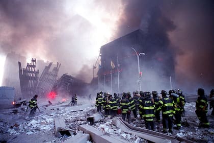 Bomberos en medio de los escombros del World Trade Center