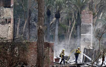 Bomberos extinguen un incendio en Malibú, California, el 11 de diciembre de 2024