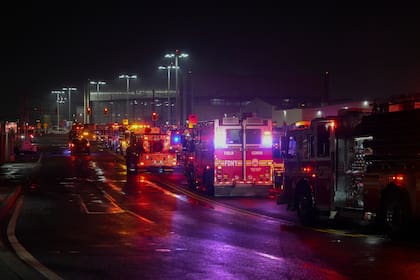 Bomberos hacen fila delante del Aeropuerto de LaGuardia