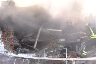 Feroz incendio en una fábrica de plásticos en Lomas de Zamora