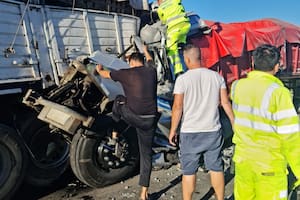 Bomberos intentan rescatar al conductor de uno de los camiones