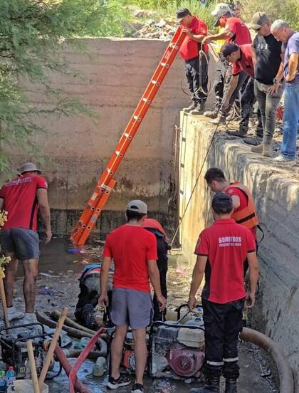 Bomberos interviniendo para encontrar el cuerpo de Leonel