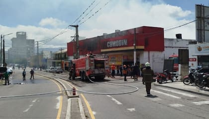 Bomberos lograron controlar el incendio desatado en un supermercado