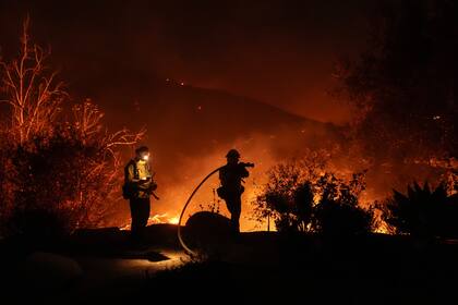 Bomberos luchan contra las llamas del llamado incendio Franklin, en Malibú, California, el 10 de diciembre de 2024.